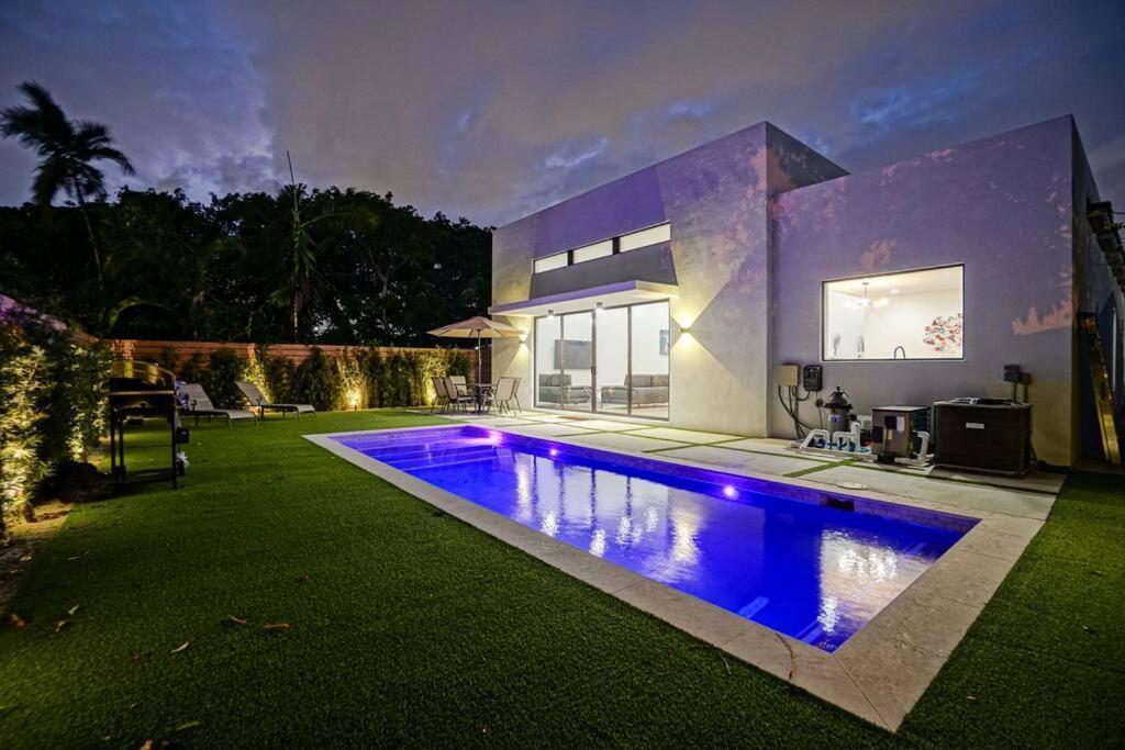 마이애미 Design House -Heated Pool -Big Yard -Gated Parking 빌라 외부 사진