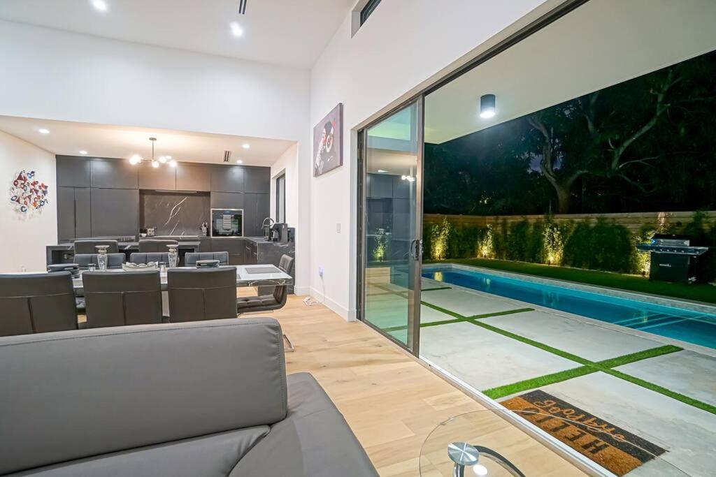 마이애미 Design House -Heated Pool -Big Yard -Gated Parking 빌라 외부 사진
