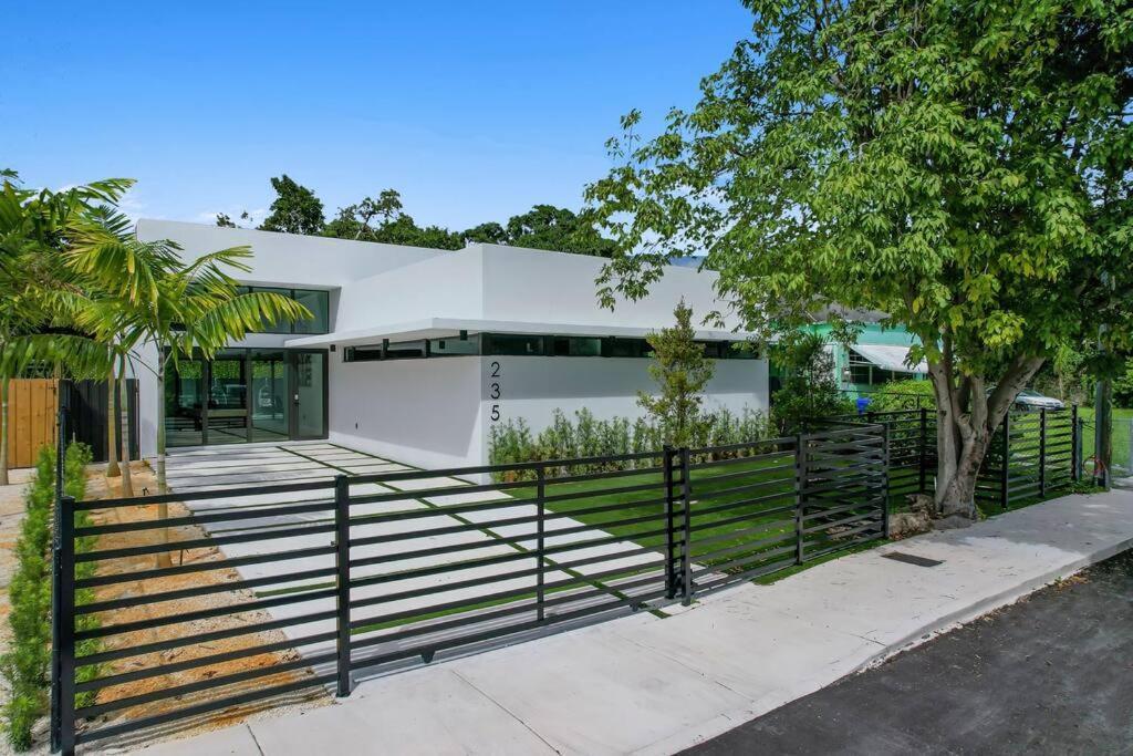 마이애미 Design House -Heated Pool -Big Yard -Gated Parking 빌라 외부 사진